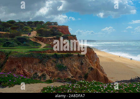 Blick auf die hohen Klippen von Falesia Strand, Algarve, Portugal Stockfoto