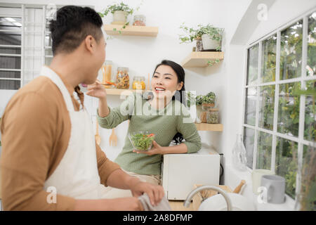 Asiatische Paar essen Frühstück am frühen Morgen in der Küche und eine gute Zeit haben. Stockfoto