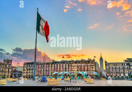 Fahnenmast auf Platz der Verfassung in Mexiko Stadt Stockfoto