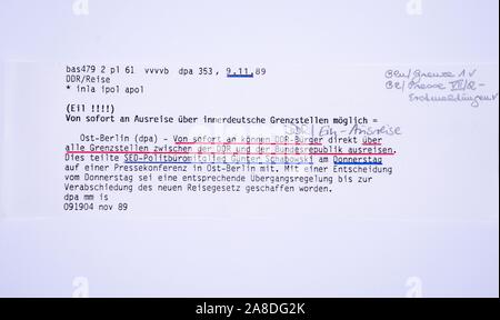 Berlin, Deutschland. 07 Nov, 2019. Diese Reproduktion zeigt die dpa film Bericht' ab sofort eine Ausreise über innerdeutsche Grenzstellen wolkig" von November 9, 1989. Kurz nach 7 Uhr die historischen Nachrichten über "Freiheit für die Bürger der DDR" zu Reisen ist über die Ticker der Nachrichtenagenturen veröffentlicht. (Zum Hintergrund "Fertig"! - Zeitung Schlagzeilen nach dem Fall der Mauer") Credit: Kay Nietfeld/dpa/Alamy leben Nachrichten Stockfoto