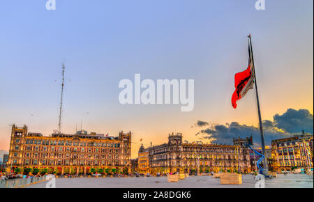 Fahnenmast auf Platz der Verfassung in Mexiko Stadt Stockfoto