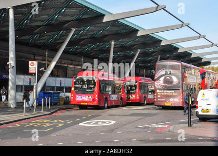 Busse warten außerhalb des Bahnhofs, Finsbury Park, London, England, Großbritannien Stockfoto