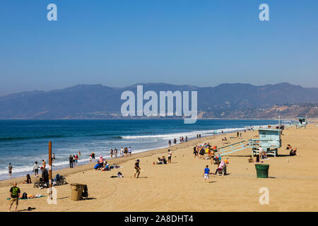 Touristen am Strand, Santa Monica, Los Angeles County, Kalifornien, Vereinigte Staaten von Amerika Stockfoto