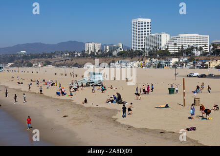 Touristen am Strand, Santa Monica, Los Angeles County, Kalifornien, Vereinigte Staaten von Amerika Stockfoto