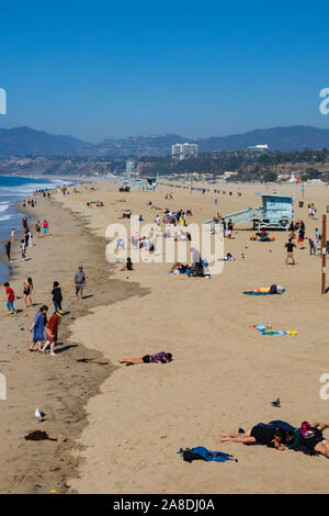 Touristen am Strand, Santa Monica, Los Angeles County, Kalifornien, Vereinigte Staaten von Amerika Stockfoto