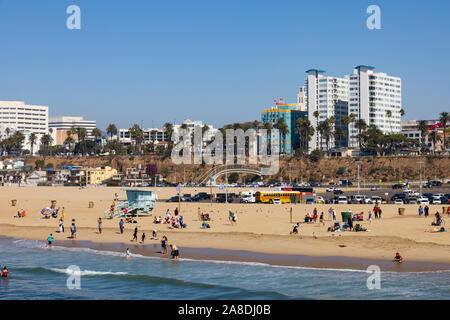 Touristen am Strand, Santa Monica, Los Angeles County, Kalifornien, Vereinigte Staaten von Amerika Stockfoto