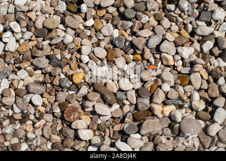 Textur der marinen Steinen, die die Wasser des Meeres in verschiedenen Farben und Formen ausgehöhlt, genommen, am Strand von Nerano Stockfoto