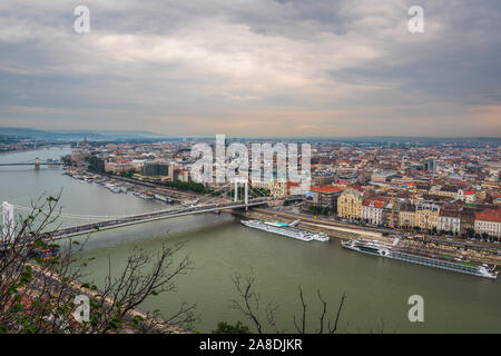 Panoramablick auf die Stadt Budapest und die Donau vom Gellert Hügel bei Sonnenuntergang mit dramatischen bunten Himmel. Stockfoto