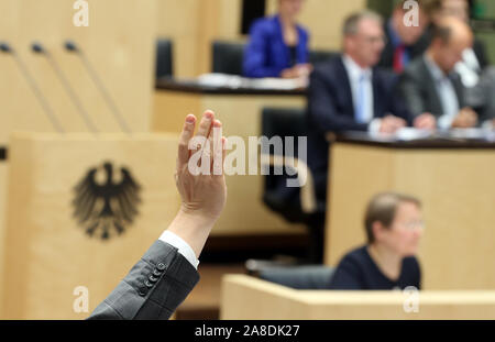 08 November 2019, Berlin: Mitglieder der Abstimmung des Parlaments über Änderungen des Gesetzes und der neuen Gesetze, die während der Sitzung des Bundesrates. Themen sind Eigentum der Steuerreform, der pflegeversicherung Löhne, Arbeitsbedingungen für Paket Kuriere, Wohngeld erhöht und die Abschaffung von Papier kranken Benachrichtigungen verlassen. Foto: Wolfgang Kumm/dpa Stockfoto
