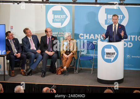 Brexit-Chef Nigel Farage bei einer Wahlkampfveranstaltung in Pontypool, Wales mit anderen Brexit Partei Mitglieder (von links nach rechts) Richard Taylor Brexit Party PPC für Blaenau Gwent, mdep Nathan Gill, Führer der Brexit Partei in der Nationalversammlung für Wales Mark Reckless und MDEP Ann Widdecombe. Stockfoto