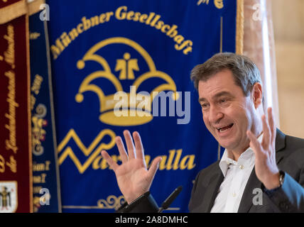 München, Deutschland. 08 Nov, 2019. Markus Söder (CSU), Ministerpräsident von Bayern, spricht während seiner Nominierung für den Karl Valentin um von der Münchner Karneval Gesellschaft Narrhalla. Credit: Peter Kneffel/dpa/Alamy leben Nachrichten Stockfoto