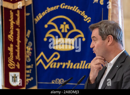 München, Deutschland. 08 Nov, 2019. Markus Söder (CSU), Ministerpräsident von Bayern, spricht während seiner Nominierung für den Karl Valentin um von der Münchner Karneval Gesellschaft Narrhalla. Credit: Peter Kneffel/dpa/Alamy leben Nachrichten Stockfoto