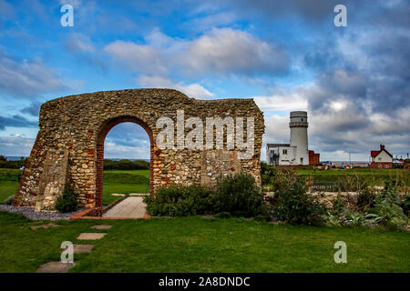 Hunstanton Leuchtturm und den Ruinen von St. Edmunds Kapelle in Norfolk, Großbritannien Stockfoto