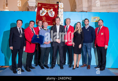 München, Deutschland. 08 Nov, 2019. Markus Söder (CSU), Ministerpräsident von Bayern, wurde für die Bestellung von Karl Valentin nominiert. Nach seiner Nominierung, Er wird von Vertretern der Münchner Karneval Gesellschaft Narrhalla verbunden werden. Credit: Peter Kneffel/dpa/Alamy leben Nachrichten Stockfoto