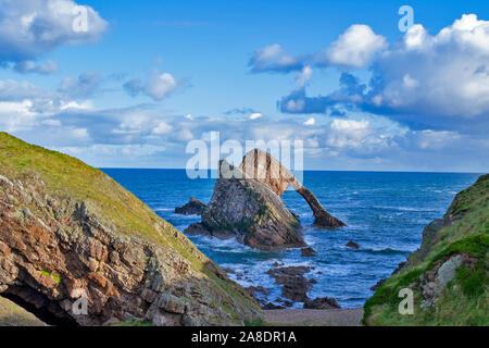 Bogen GEIGE ROCK PORTKNOCKIE Küste von Moray in Schottland IM NOVEMBER UND CLIFF oder FELSFORMATION MIT EINER GROSSEN HÖHLE Stockfoto