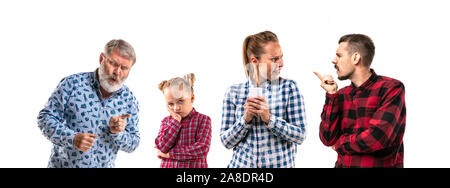 Familie Mitglieder argumentieren mit einander auf weißem Studiohintergrund. Konzept der menschlichen Emotionen, Ausdruck, Konflikt der Generationen. Frau, Männer und Mädchen. Problem in der Kommunikation mit den Eltern. Stockfoto