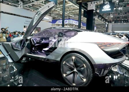 Shanghai, China. 8. November, 2019. Besucher betrachten ein Concept Car von Kia Motors im Automobil Ausstellung während des zweiten China International Import Expo (CIIE) in Shanghai, China, November 8, 2019. Automobil Aussteller eine Reihe von neuen Fahrzeugen und Technologien während des Zweiten CIIE, mit der Schwerpunkte, intelligente Fahrzeuge sowie neue Energie Fahrzeuge einschließlich elektrische und Wasserstoff Brennstoffzelle Autos. Credit: Chen Jianli/Xinhua/Alamy leben Nachrichten Stockfoto