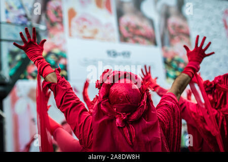 Die Rote Brigade im stillen Protest außerhalb von London Fashion Week auf der Faser in London. Stockfoto