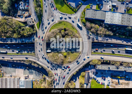 Overhead, Luftbilder von einem Kreisverkehr bei rush hour, besetzt mit Verkehr pendeln zu und von der Arbeit, Schulen, Kindertagesstätten und anderen Leben braucht Stockfoto