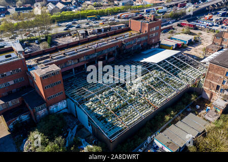 Antenne, Overhead Ansichten einer verlassenen Fabrik, links in den armen Stadt Hanley, Stoke on Trent zu sinken, direkt neben einer viel befahrenen Autobahn Stockfoto
