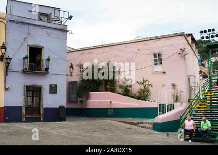 Bunte Häuser auf der Plaza de San Roque mit den Menschen vor Ort. Das historische Zentrum der Stadt Guanajuato, Mexiko. Jun 2019 Stockfoto