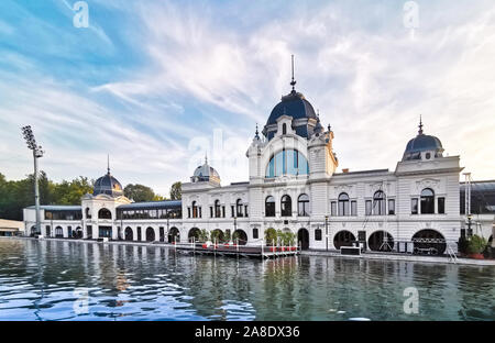 Auf der Eisbahn im City Park am Sommer, Budapest, Ungarn Stockfoto