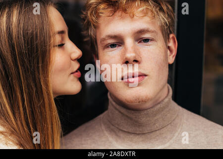 Porträt eines jungen Paares in der Liebe in einem Cafe Stockfoto