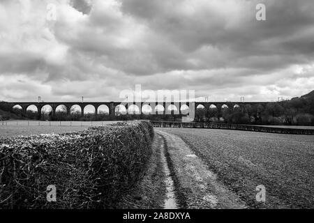 Eine Luftaufnahme der einen großen Buxton Eisenbahnbrücke Viadukt in der Derbyshire Peak District National Park, Bahn in der schönen Derbyshire Stockfoto