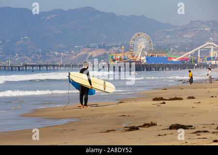 Surfer am Strand von Santa Monica Beach. , Los Angeles County, Kalifornien, Vereinigte Staaten von Amerika Stockfoto