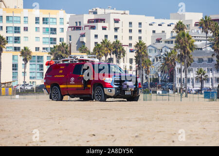 Rettungsschwimmer Toyota Rettungsfahrzeug patrouillieren die Beach, Santa Monica, Los Angeles County, Kalifornien, Vereinigte Staaten von Amerika Stockfoto