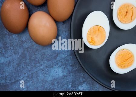 Hart gekochte Eier minimal Frühstück essen Hintergrund der Ansicht von oben Stockfoto