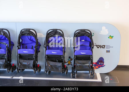 Der internationale Flughafen Wien, Wien, Österreich, 11.02.2019, Buggy oder Kinderwagen Service in Wien international airport. Stockfoto