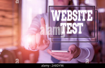 Konzeptionelle Hand schreiben Übersicht Website testen. Begriff Sinne Testen der Websites oder Webanwendungen für potenzielle Fehler Frau im Hintergrund pointin Stockfoto