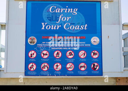 Poster, verbotene Gegenstände an den Strand auf der Rückseite der Lifeguard tower Hütte, Santa Monica, Los Angeles County, Kalifornien, USA Stockfoto