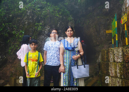 Eine indische Familie, bestehend aus Mutter, Tochter und Söhne vor den Höhlen von Cherrapunjee ökologisches Projekt posiert als sohra Plateau Bekannt Stockfoto