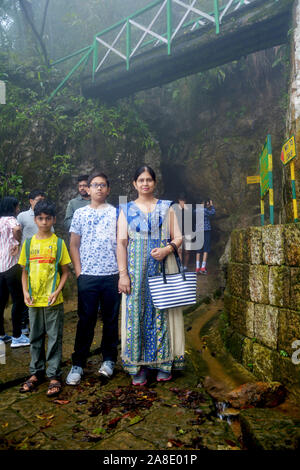 Eine indische Familie, bestehend aus Mutter, Tochter und Söhne vor den Höhlen von Cherrapunjee ökologisches Projekt posiert als sohra Plateau Bekannt Stockfoto