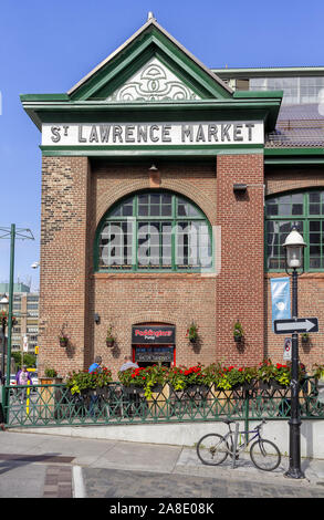 Toronto, Kanada - 8. Juni 2018: Blick auf St. Lawrence Markt im Zentrum von Toronto. Diese massive Backsteingebäude aus dem 19. Jahrhundert beherbergt die größte Markt in t Stockfoto