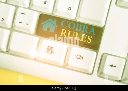 Wort schreiben Text Cobra Regeln. Nach einem job Verlust Weiß pc-Tastatur mit leeren Hinweis Foto präsentiert die Gruppe Krankenversicherung Stockfoto