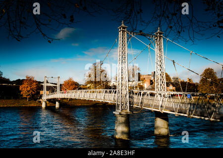 Eine gusseiserne Fußgängerbrücke über den Fluss Ness in Inverness, Schottland Stockfoto