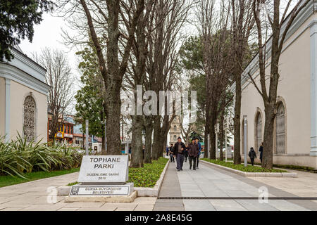 Tophane, Osmangazi, Bursa/Türkei - am 25. Januar 2019: Tophane Park, Osman Gazi, Orhan Gazi-osmanischen Sultan Grab und Bursa Clock Tower Stockfoto