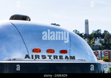 Airstream Zeichen auf Vintage abgerundet und poliertem Aluminium Camping trailer. Verschwommen Coit Tower im Telegraph Hill Stockfoto