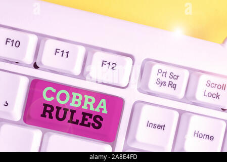 Wort schreiben Text Cobra Regeln. Nach einem job Verlust Weiß pc-Tastatur mit leeren Hinweis Foto präsentiert die Gruppe Krankenversicherung Stockfoto