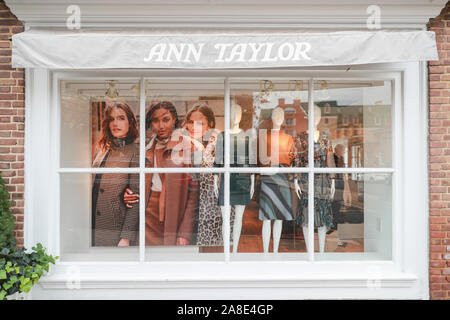 Princeton, New Jersey, 11. November 2019: Ann Taylor mall Ladengeschäft Lage mit Zeichen - Bild Stockfoto