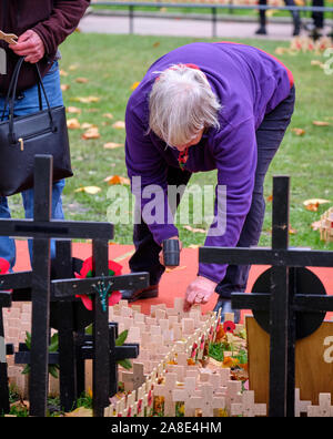 Westminster, London, Großbritannien. 8. November 2019. Menschen, die Hommage an die gefallenen Soldaten auf dem Gebiet der Erinnerung an die Westminster Abbey Gründen zu zahlen, jetzt für die Öffentlichkeit zugänglich. Frauen hinzufügen ein Kreuz für einen geliebten Menschen in einem der Grundstücke. Das Feld wird so lange geöffnet, bis der 18. November bleiben. Quelle: JF Pelletier/Alamy leben Nachrichten Stockfoto