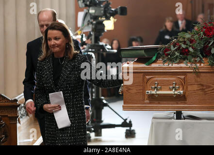 Suzy O'Byrne, Tochter des berühmten Sender Gay Byrne, berührt ihr Väter Sarg während seiner Trauerfeier in der St. Mary's Pro-Cathedral in Dublin. Stockfoto