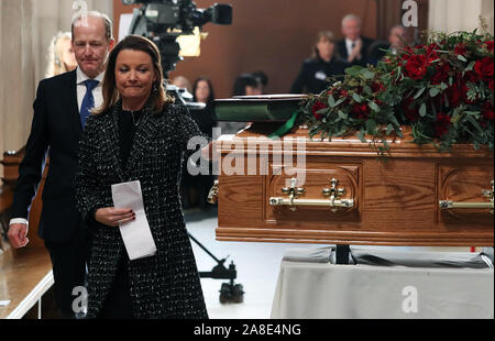 Suzy O'Byrne, Tochter des berühmten Sender Gay Byrne, berührt ihr Väter Sarg während seiner Trauerfeier in der St. Mary's Pro-Cathedral in Dublin. Stockfoto