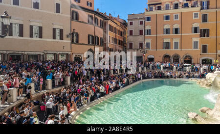 Latium, Rom/Italien - 24. September 2017: Gruppen von Touristen, die in der 'Fontana di Trevi' Brunnen Stockfoto