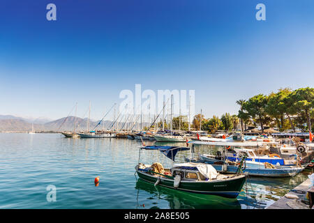 Boote im Hafen an der historischen Stadt Fethiye in der Türkei. Stockfoto
