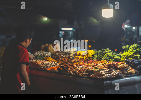 Eine Vielzahl von traditionellen und gesunden Essen für den Verkauf auf einen Stall in Hanoi während der späten Nacht für Touristen und Bewohner gleich Stockfoto