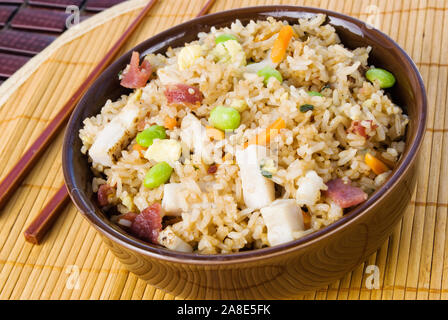 Huhn Gebratener Reis mit Gemüse Türkei Speck und Rührei in einer gourmet Sauce. Selektiver Fokus mit flachen Definition von Feld. Natürliches Licht Stockfoto